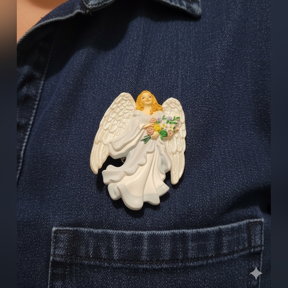 Holiday Christmas Angel pin - Picture 1 of 2